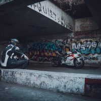 编辑部成员在显示器前反复测试iwanna在线玩关卡跳跃时机的工作场景，桌面上摊着写满笔记的便签纸